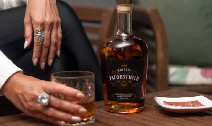 Licor de whiskey americano chega ao mercado brasileiro