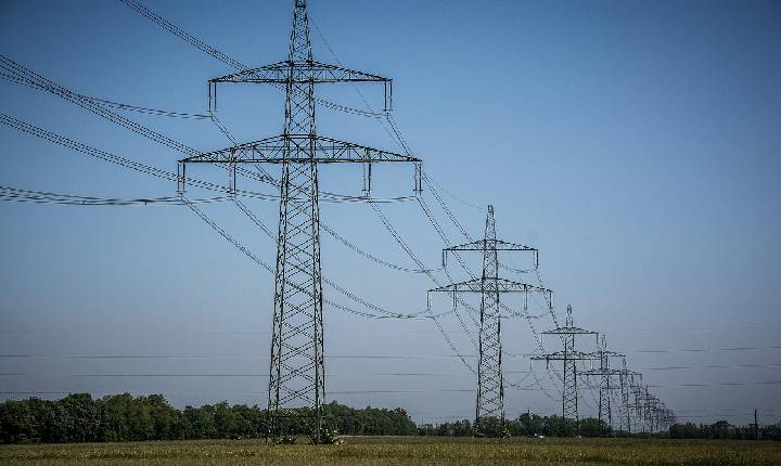 Setor elétrico busca equilibrar oferta solar e pico de carga