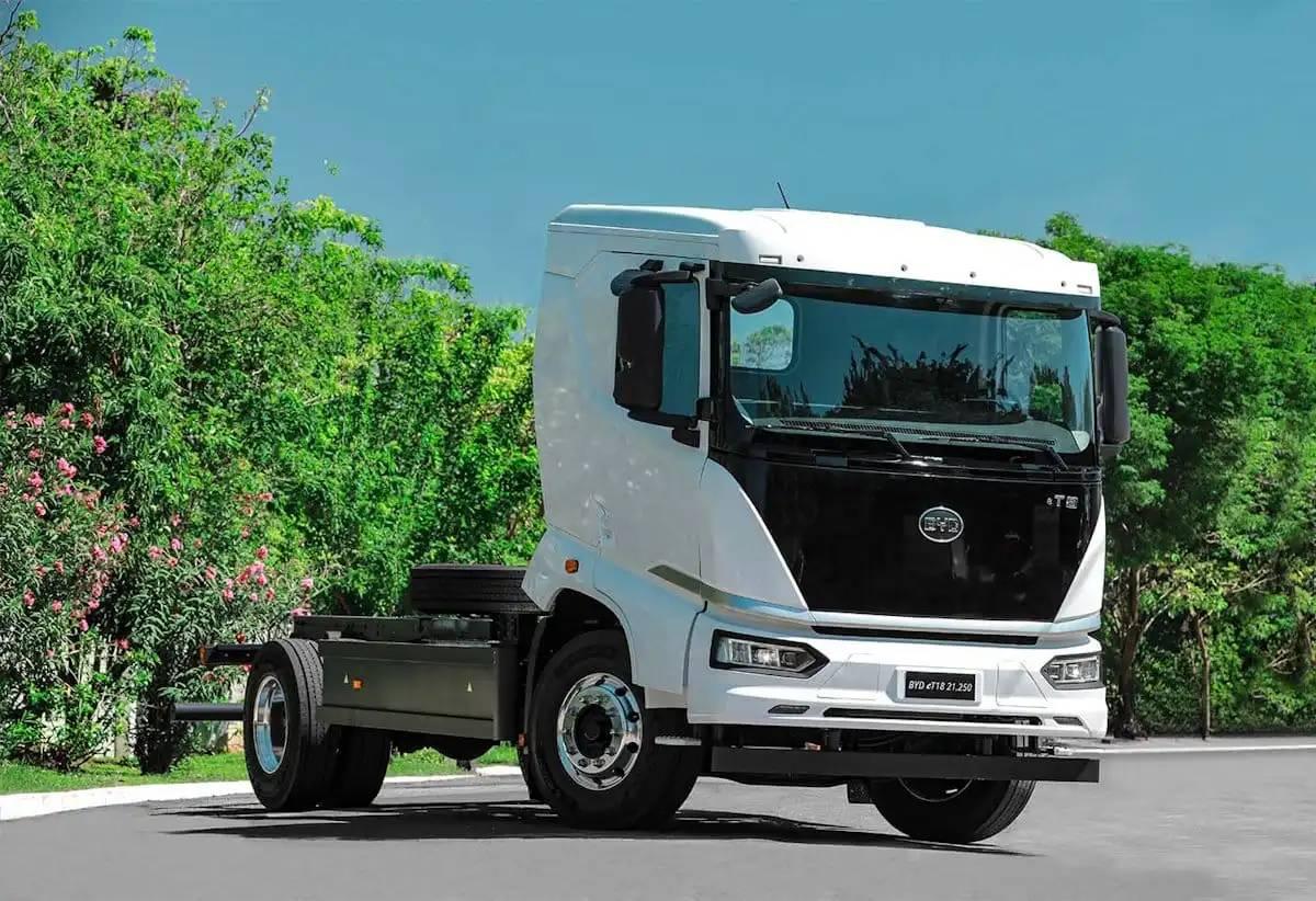 Caminhão 100% elétrico da BYD será testado na coleta seletiva de Curitiba