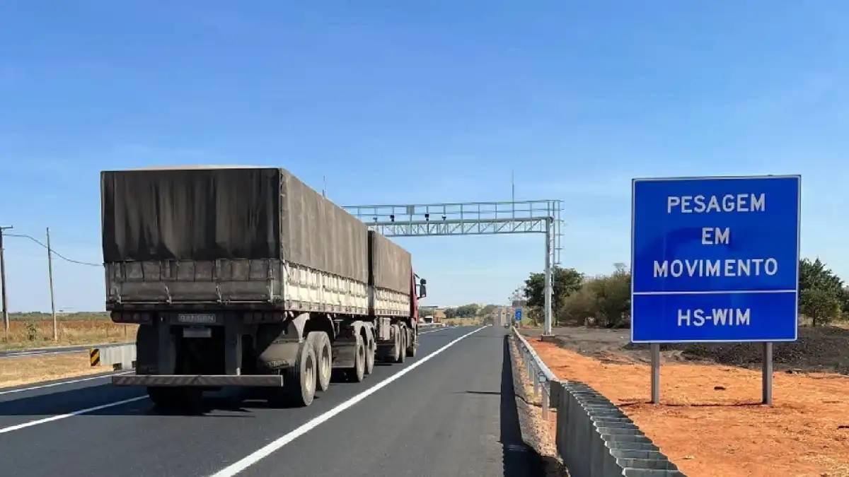 Modernização de rodovias avança com instalação de balanças que pesarão caminhões em movimento