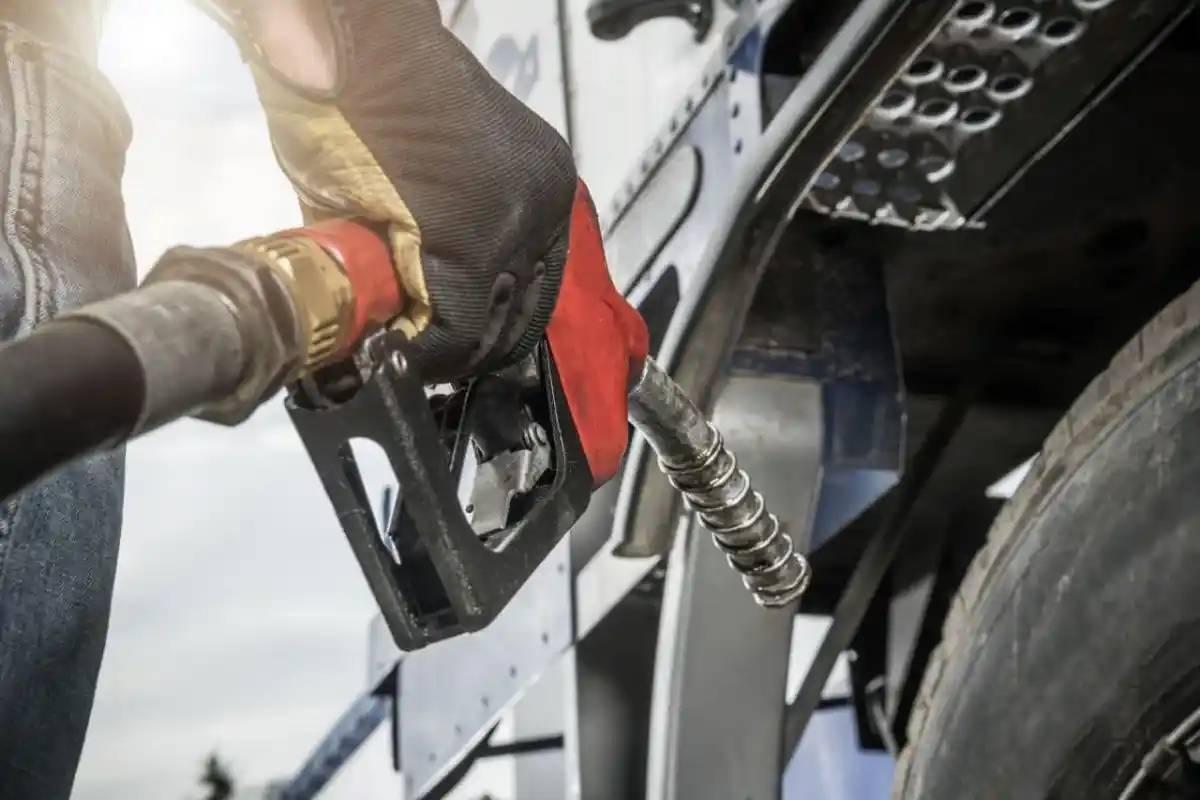 Valor do diesel tem leve queda no início de abril