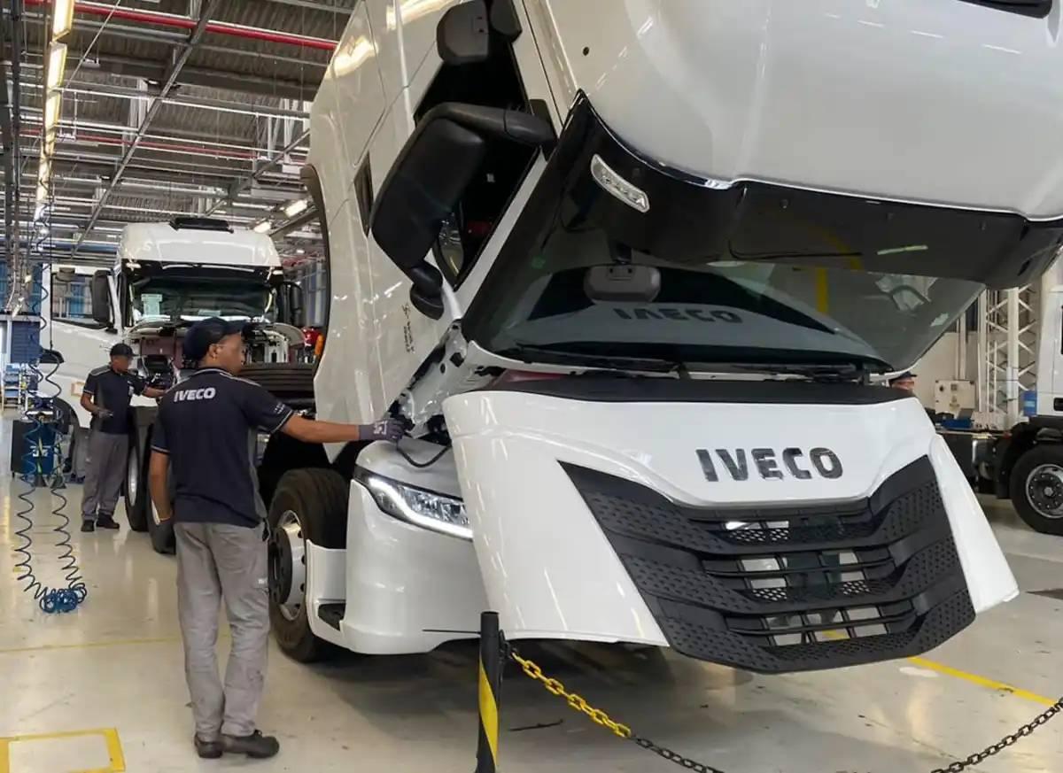 Produção de caminhões mantém alta em 2025