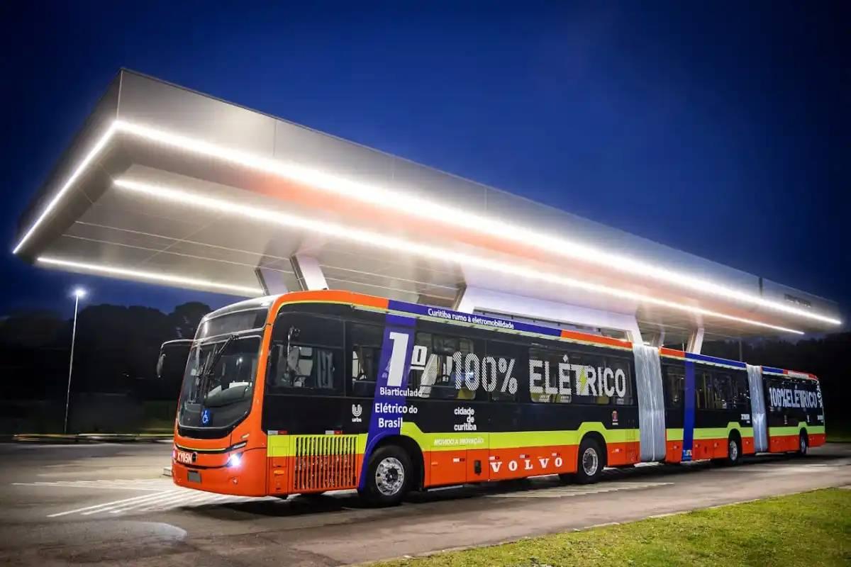 Volvo inicia a produção de ônibus biarticulados e articulados elétricos no Brasil