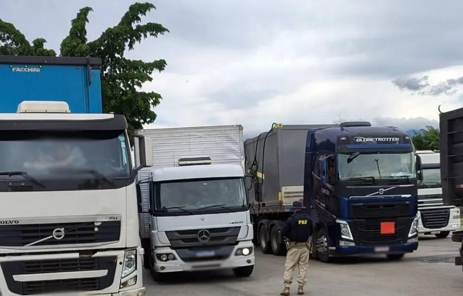 PRF faz ação educativa sobre a lei do descanso com caminhoneiros no Rio de Janeiro