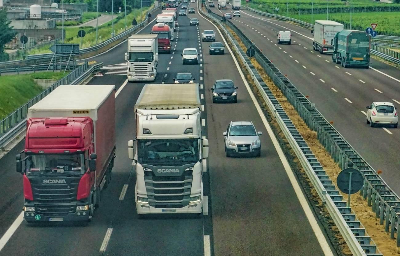 Indústria de implementos rodoviários registra forte queda no início de 2026