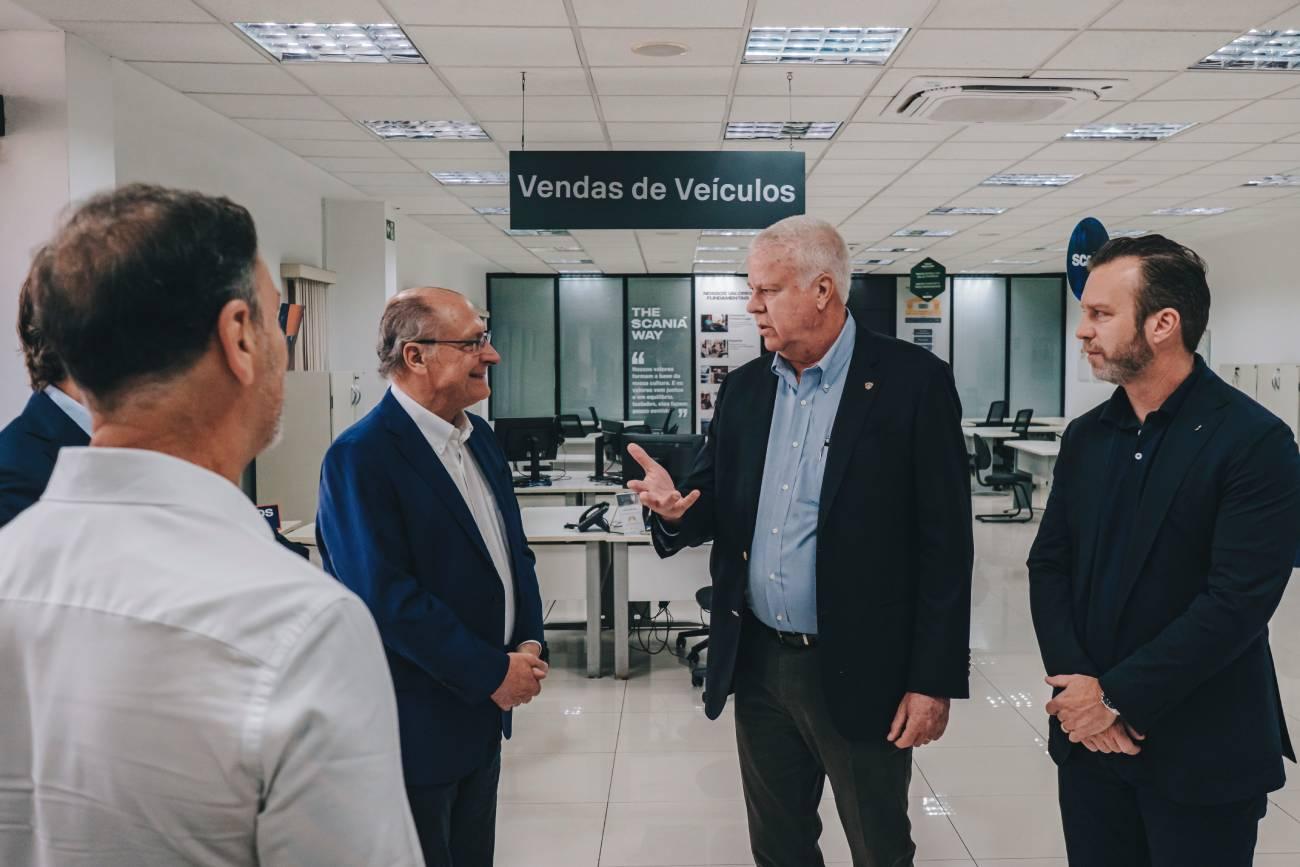 Scania recebe Alckmin em visita a concessionária para balanço do 1º mês do programa MoveBR