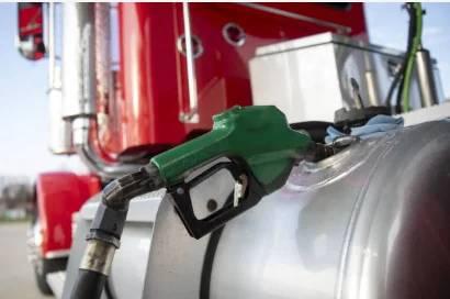 Caminhoneiros colocam garrafas plásticas no tanque de combustível: prática viral preocupa especialistas