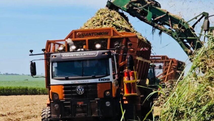 Conheça o caminhão semiautônomo que vai rodar sozinho no meio da safra 