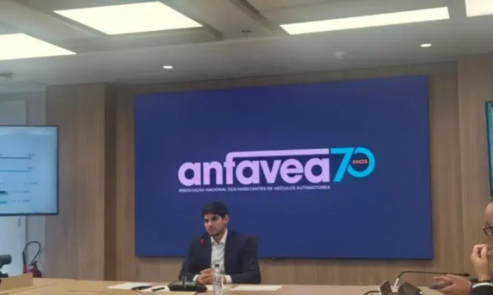 Anfavea terá atuação mais ativa diante do avanço chinês nos caminhões em 2027, diz presidente 