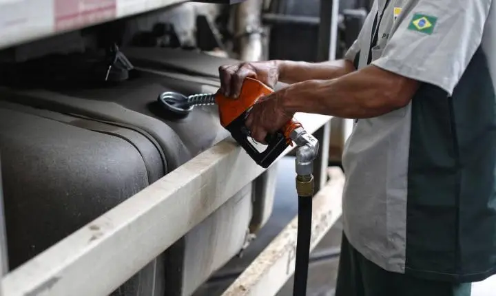 Diesel S10 sobe 5,1% na primeira quinzena de setembro e chega a R$ 6,76 por litro