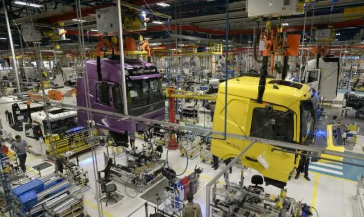 Produção de caminhões perde força no Brasil em setembro 